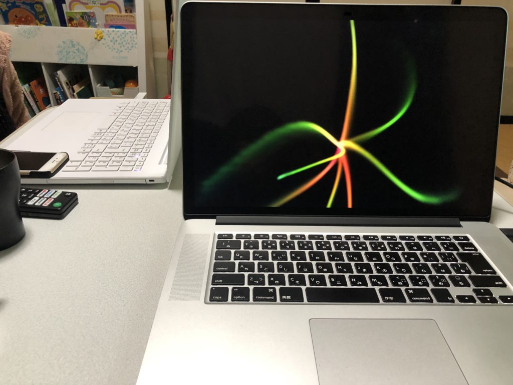 MacBook Pro。妻と夜仕事。